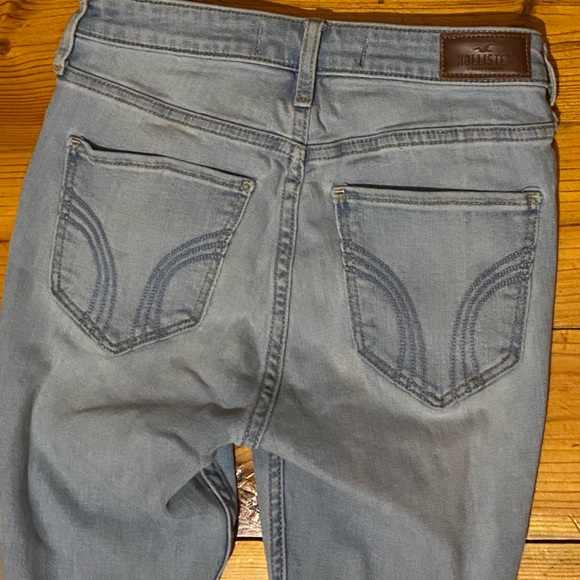 *Like new* Hollister high rise distressed skinny jeans size 3R - Picture 2 of 4
